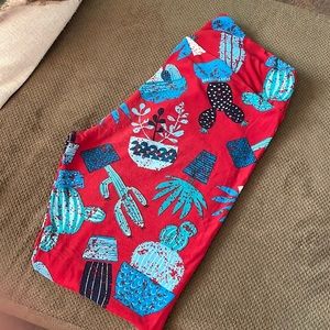 Lularoe leggings, TC, red with cacti